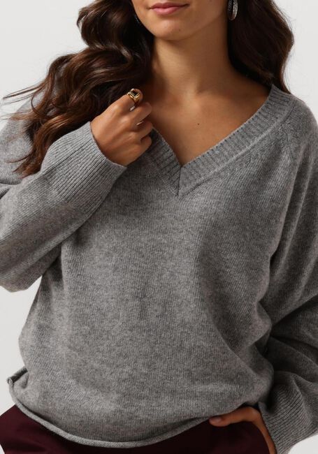 Graue VANILIA Pullover SLOUCHY V NECK - large