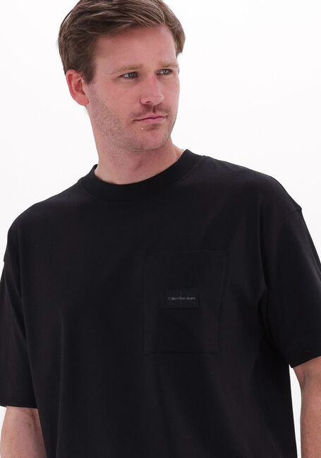 Schwarze CALVIN KLEIN T-shirt | POCKET BADGE SHRUNKEN Omoda TEE